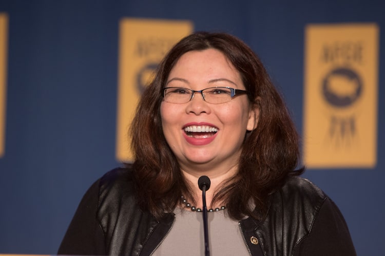 Inmigrantes en el Congreso de los Estados Unidos Sen. Tammy Duckworth (D-IL)