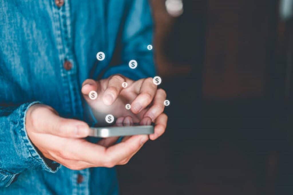 Gumagamit ng isang mobile money transfer app sa pagpapadala ng pera