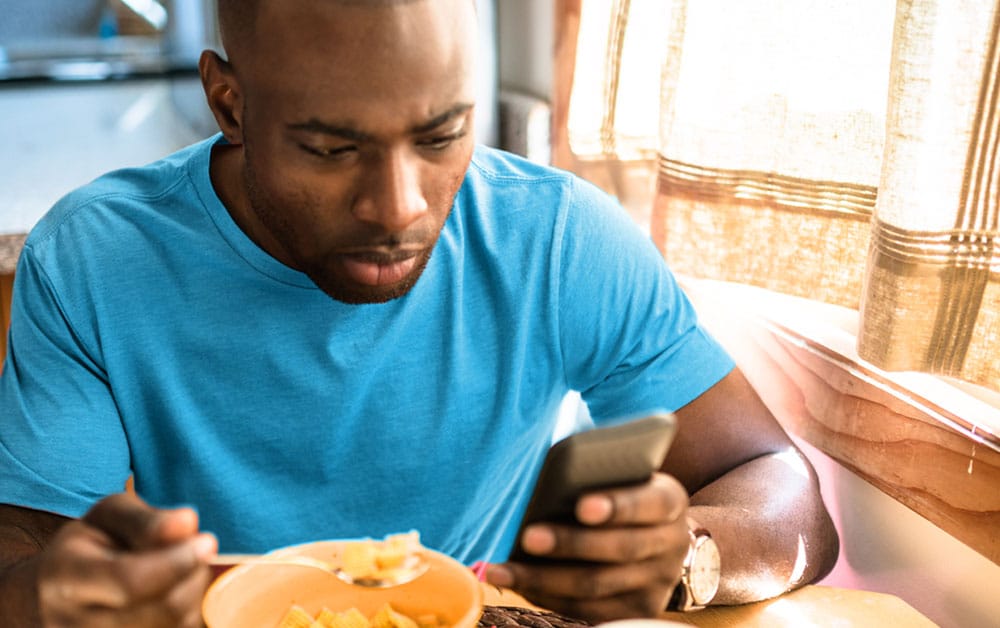 the best banks for non-residents will have good apps, like the one this african immigrant is using