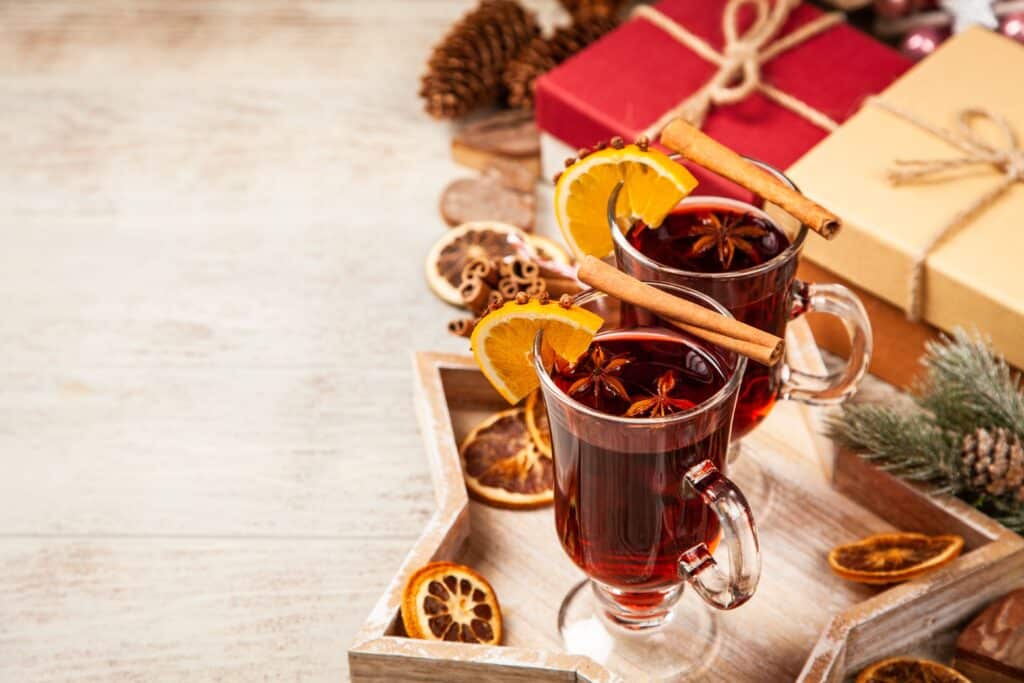 Des boissons chaudes et des cadeaux de Noel