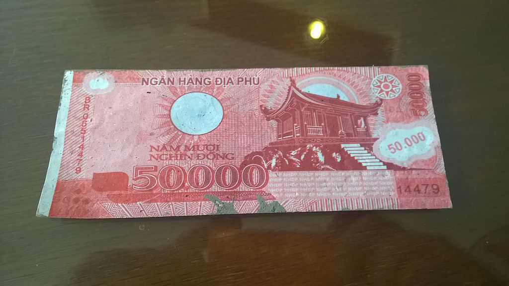 a 5000 vn nhi note sitting on a table