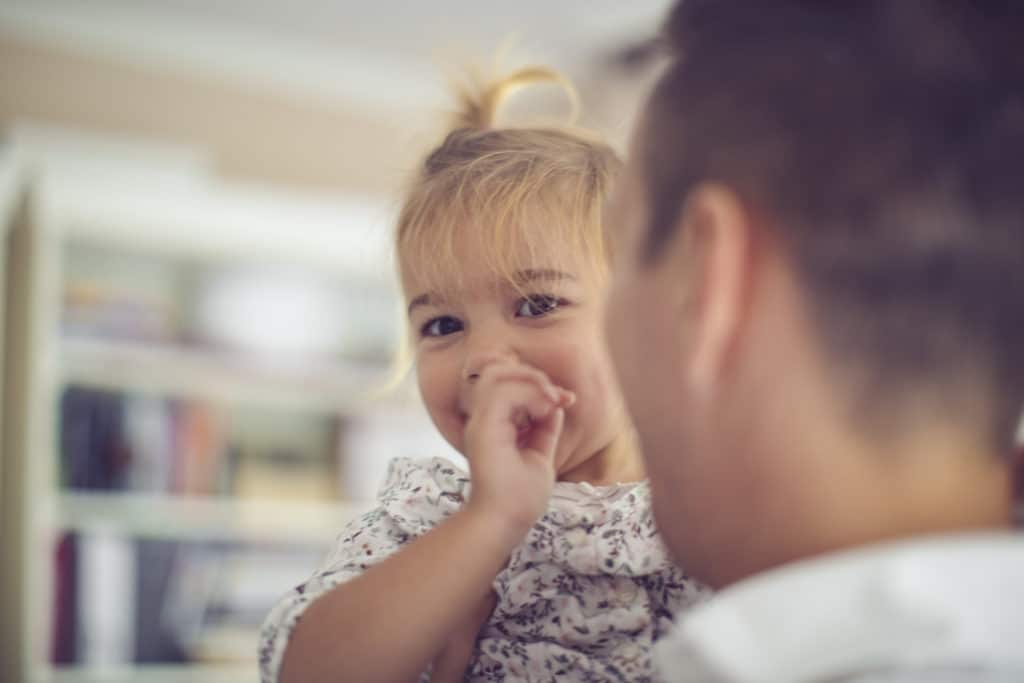 nina con su papa quiene planea jubilacion