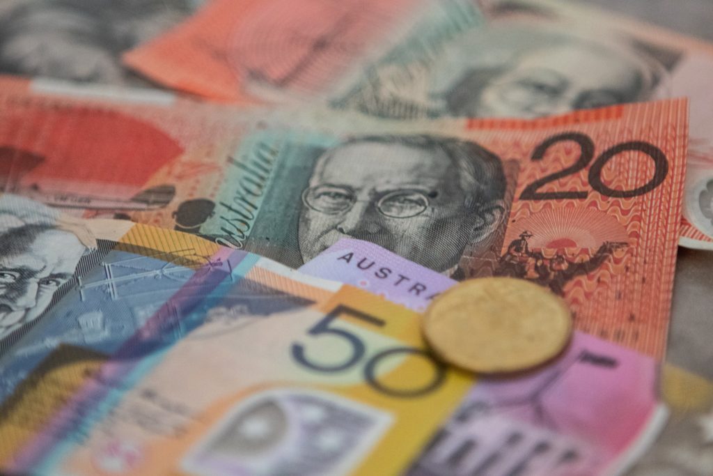Gros plan de plusieurs billets et pièce de monnaie en dollars australien