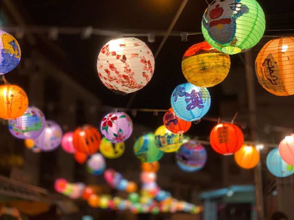Lunar New Year traditions - decorating lanterns