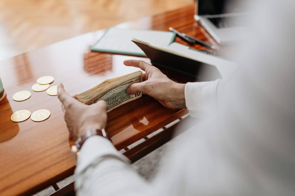 支票账户与储蓄账户的区别解析:金融小指南帮你明智选择 | Remitly