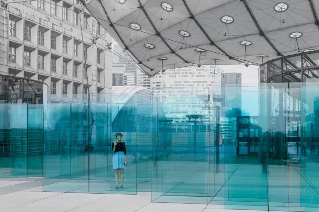 Une femme derrière une baie vitrée