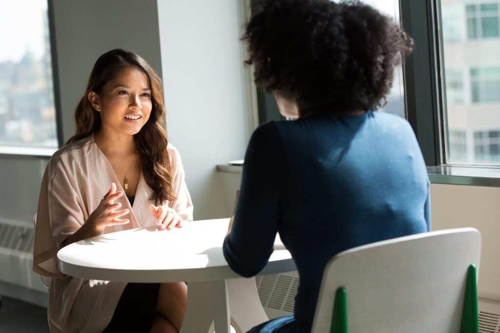 Deux jeunes femmes discutant autour d'une table