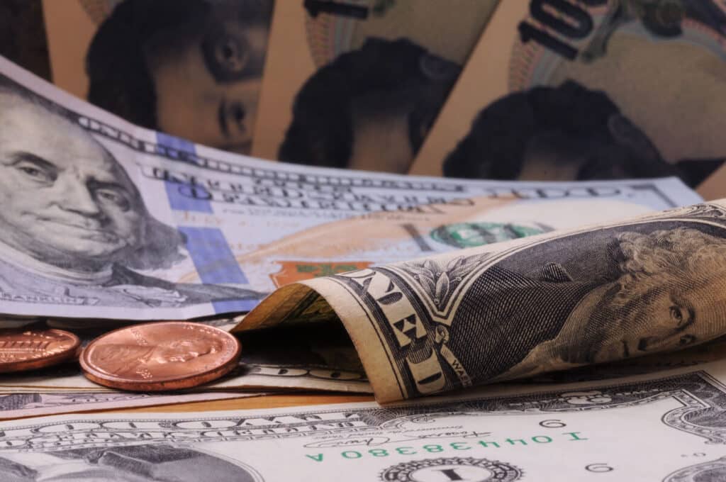 Dolar banknotları ve madeni paralar