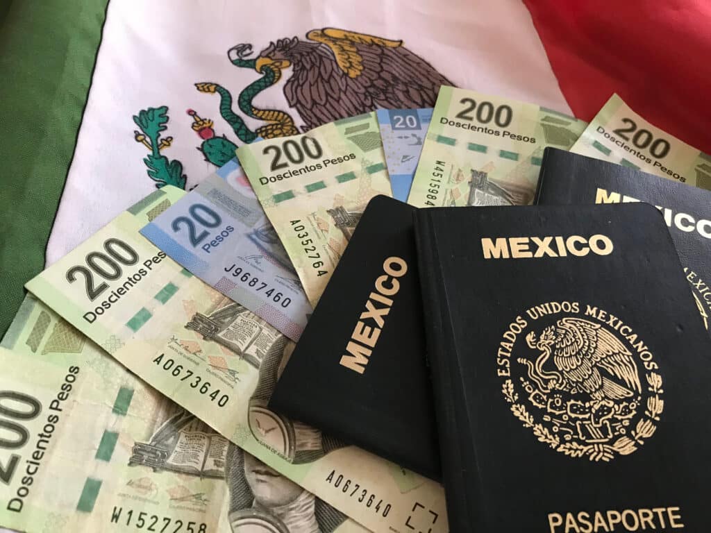 Nach Mexiko auswandern: mexikanische Pässe und Pesos
