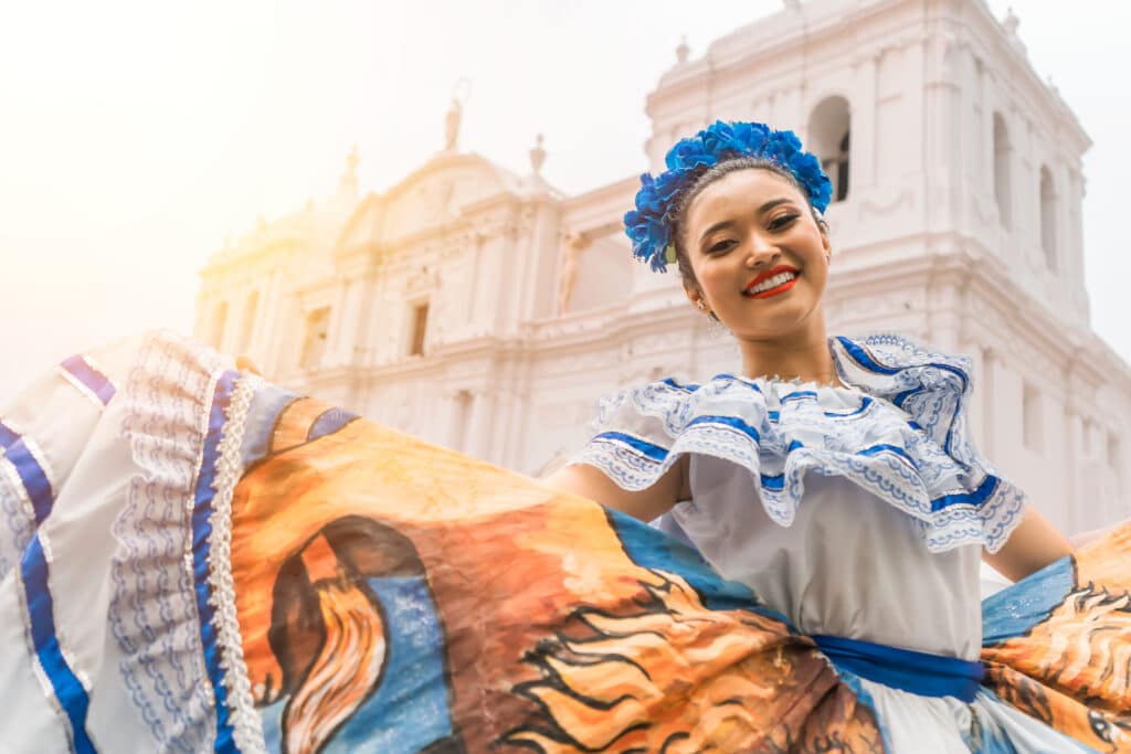 Une femme en habit traditionnel célébrant la fête de l'indépendance de l'Amérique Central