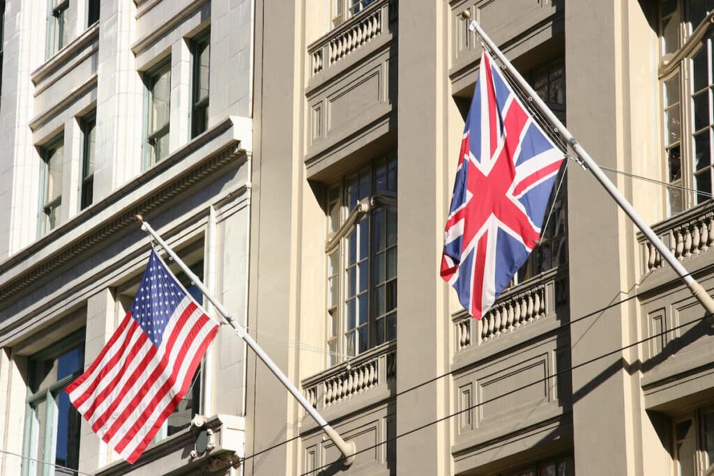 Le drapeau des États-Unis et celui du Royaume-Uni sur la façade d'un même bâtiment