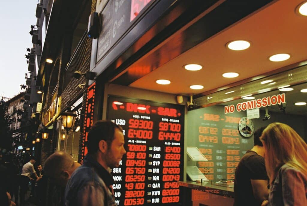 Isang lalaki nakapila sa Money Changer