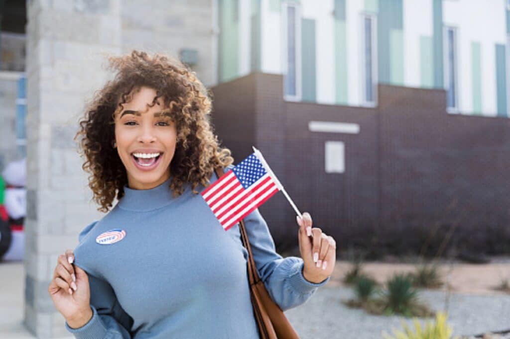 Isang babae U.S citizen my hawak ng flag