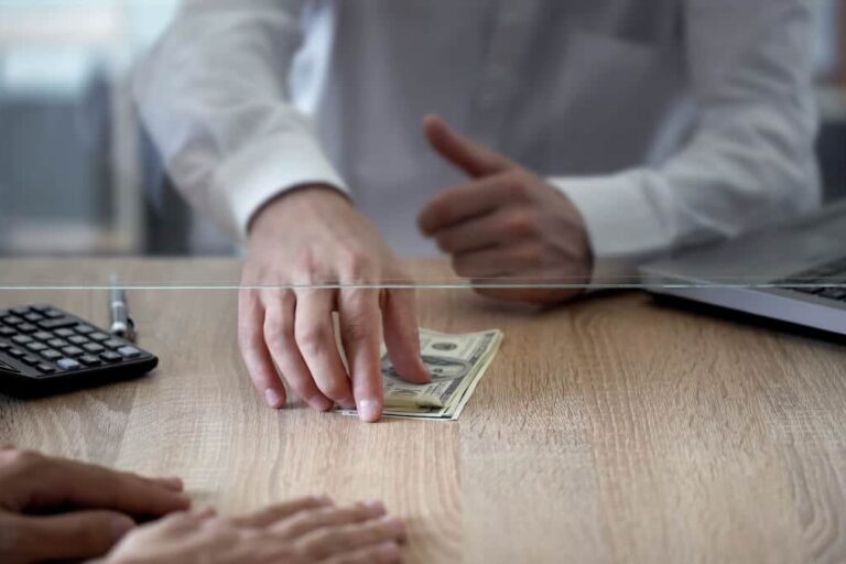 Banka memurunun bir kişiden para alması