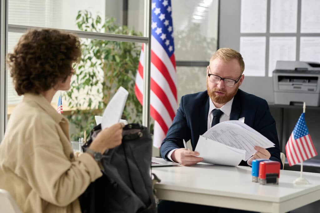 Une femme soumettant des documents officiels