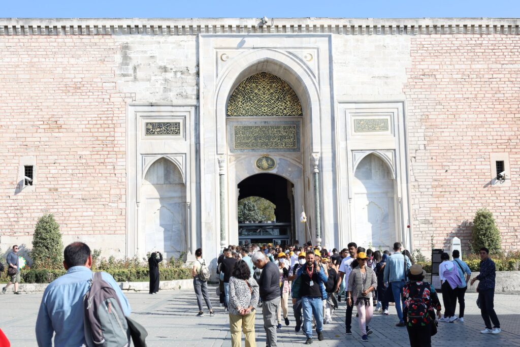 Mga tao nagtitipon sa kalye ng Dubai