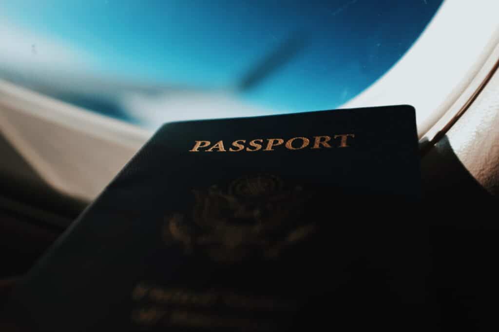 Passport sa bintana ng eroplano.