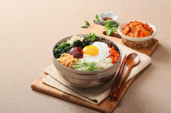 美食揭秘:探索南韩的韩式拌饭(Bibimbap)——从传统配料到现代变种的美味之旅