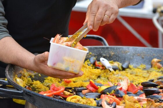 美食揭秘:探索西班牙海鲜饭(Paella)的丰富风味与烹饪艺术