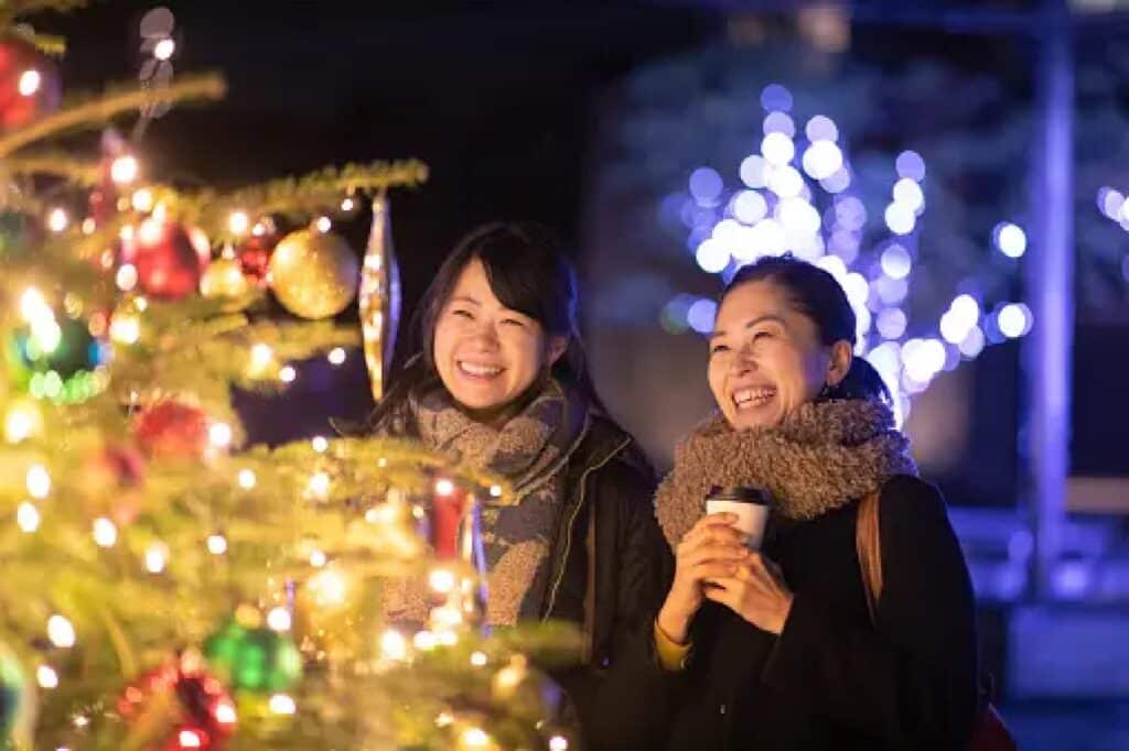 Larawan ng dalawang mag-ina nagdiriwang ng Pasko sa Japan.