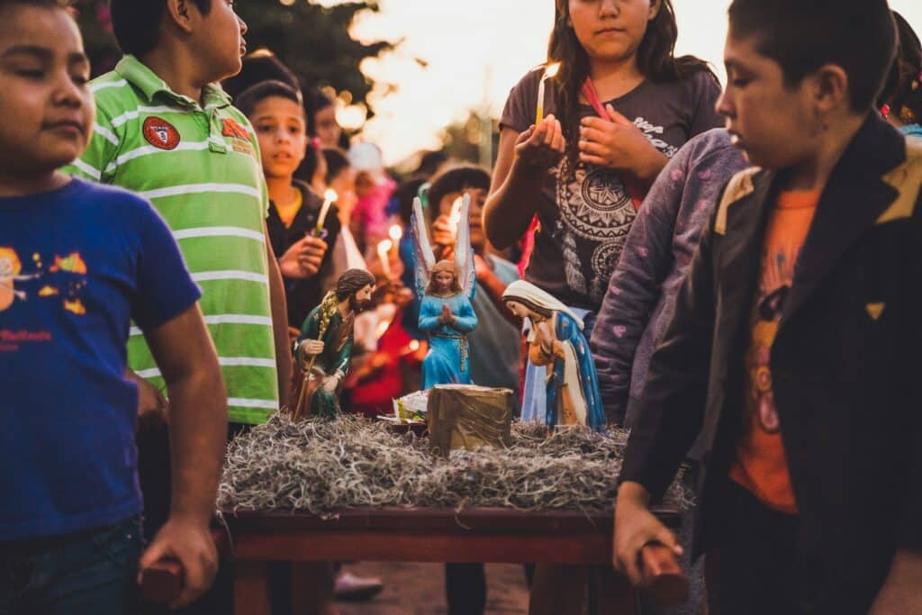 Escena de la Natividad celebrar durante Las Posadas en México
