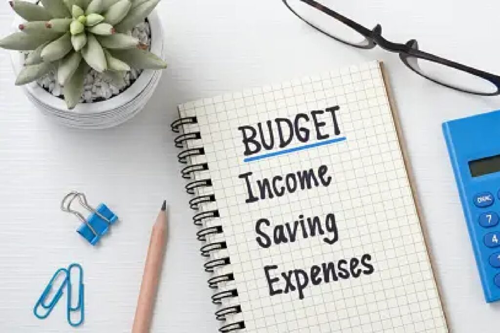 Listahan ng gastusin at layunin sa pag-iipon.