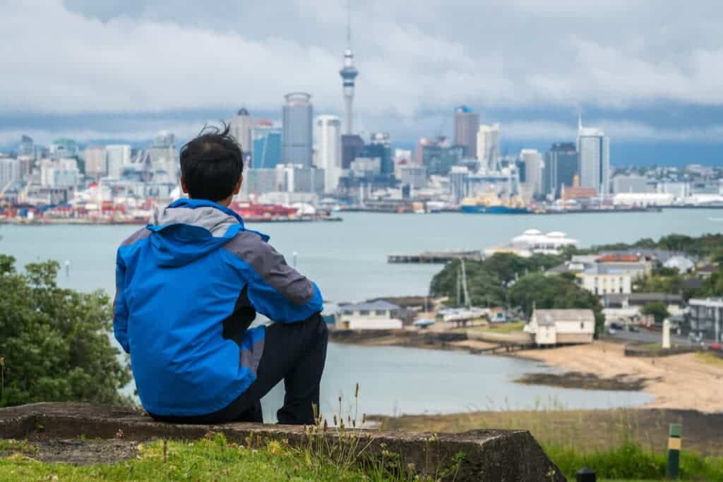 Citoyenneté néo-zélandaise : un homme regarde les toits de la ville d'Auckland