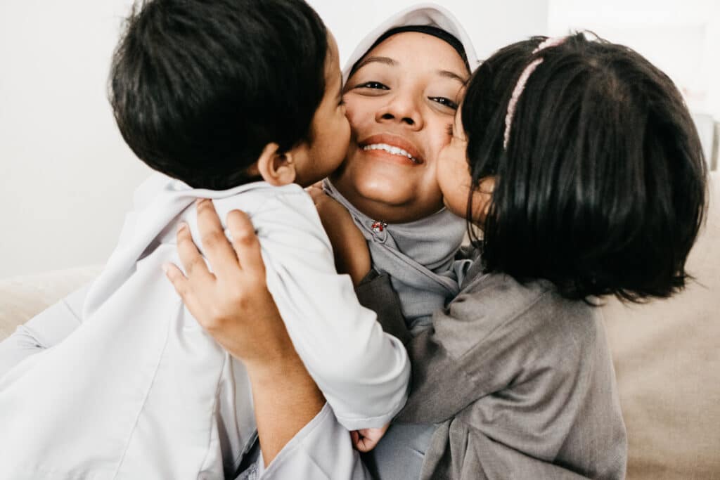 สองเด็กจูบแม่