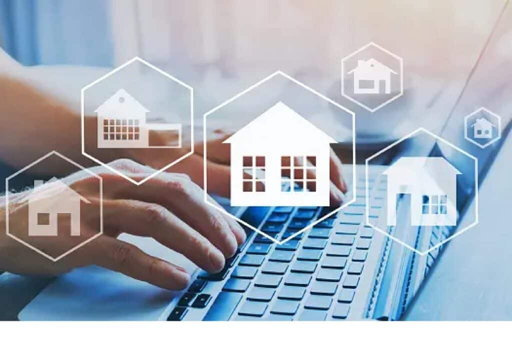 Naghahanap ng apartment sa online.