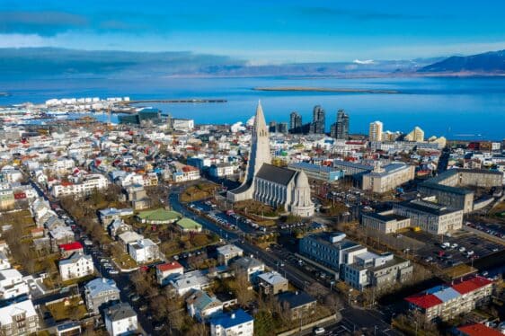Chuyển đến Iceland: Hướng dẫn toàn diện năm 2025