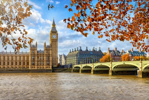 Flying from Australia to the UK: Flights, Entry Requirements, and What to Expect