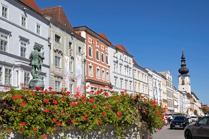 Street view of Stadtplatz, Wels