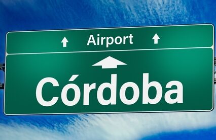 Road sign indicating direction to the Córdoba airport.