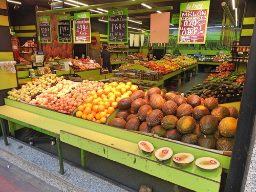Su Fruta fresh fruit store with open store front on Avenida de la ciudad de Barcelona, ​​Madrid.