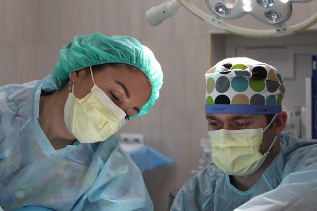 Deux professionnels de la santé lors d'une intervention