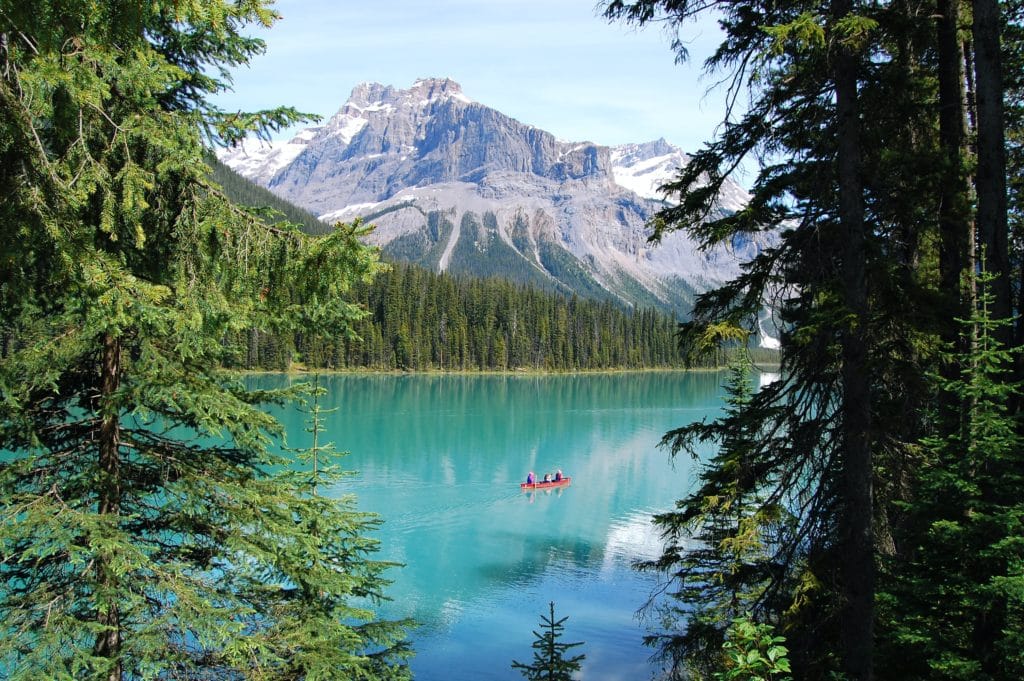 Paysage d'un lac et des montagnes