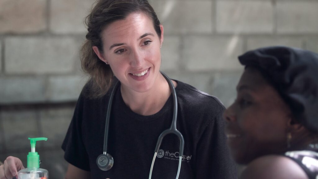 Une professionnelle de la santé avec un stéthoscope autour du cou