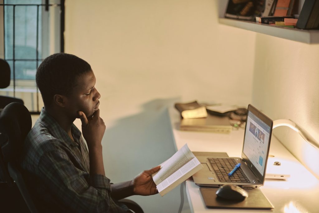 Un étudiant devant son ordinateur
