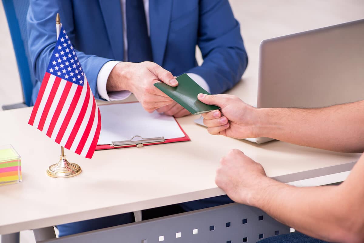 Gros plan sur les mains d'une personne recevant un passeport
