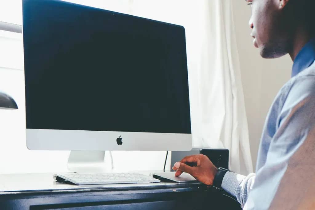Une personne travaillant sur son ordinateur