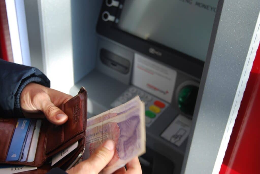 Gros plan d'un homme utilisant un distributeur automatique de billets