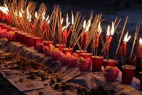 Fiesta de los Fantasmas Hambrientos 2026: fecha y ofrendas de Zhongyuan en España