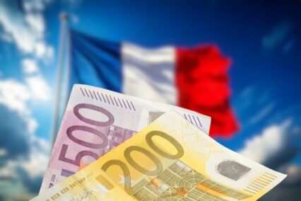 Aider ses parents à l&rsquo;étranger : est-ce déductible d’impôts en France ?