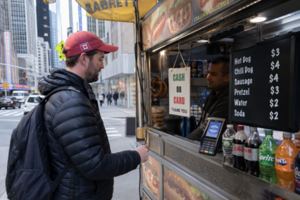 Cash or Card in the United States: A Canadian’s Guide to Paying