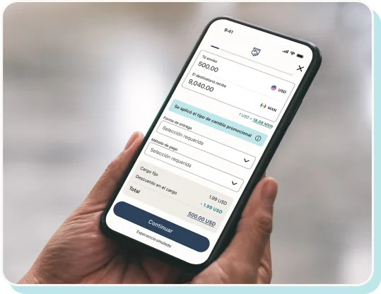 Una mano sosteniendo un teléfono con una pantalla simulada de la app de Remitly.